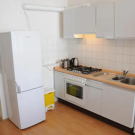 Large Sleeps Up To 10 M4a Prague