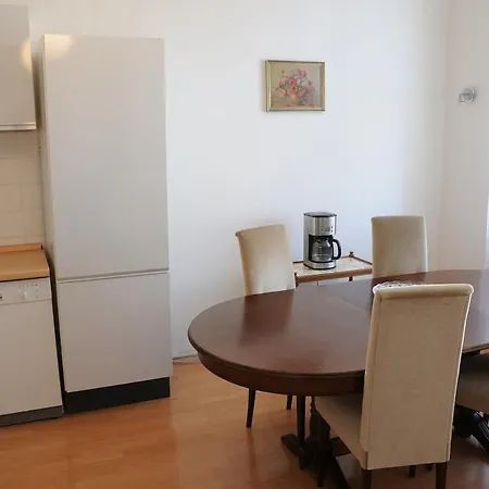 Large Sleeps Up To 10 M4a Apartment Prague
