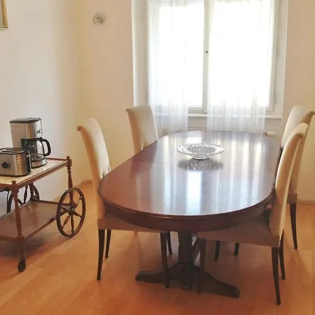 Apartment Large Sleeps Up To 10 M4a Prague