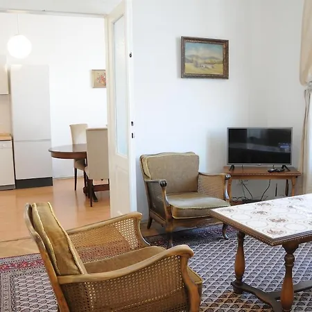 Large Sleeps Up To 10 M4a Apartment *