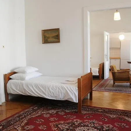 Apartment Large Sleeps Up To 10 M4a Prague