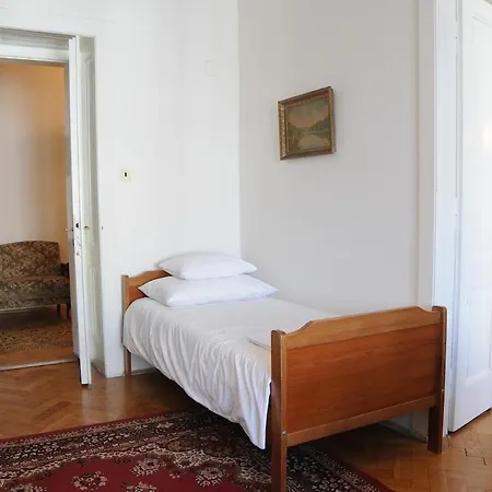 Apartment Large Sleeps Up To 10 M4a *