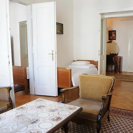 Large Sleeps Up To 10 M4a Prague