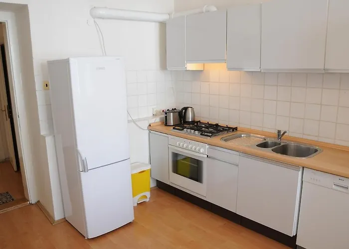 Large Sleeps Up To 10 M4a Prague