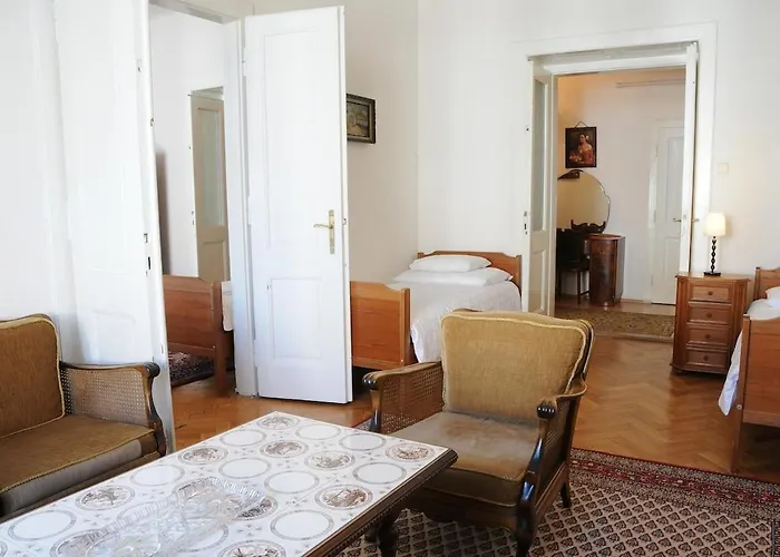 Large Sleeps Up To 10 M4a Prague